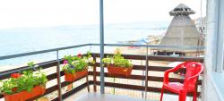 043. Снять эллинг в Феодосии для семейного отдыха. Двухкомнатный эллинг  расположен на Черноморской набережной. Балкон с видом на море и свой песчаный пляж.