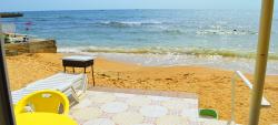 043. Снять эллинг в Феодосии для семейного отдыха. Двухкомнатный эллинг  расположен на Черноморской набережной. Балкон с видом на море и свой песчаный пляж.