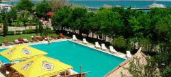 На берегу Черного моря, в посёлке Коктебель расположен отель Голубой залив. До моря идти 50 метров.